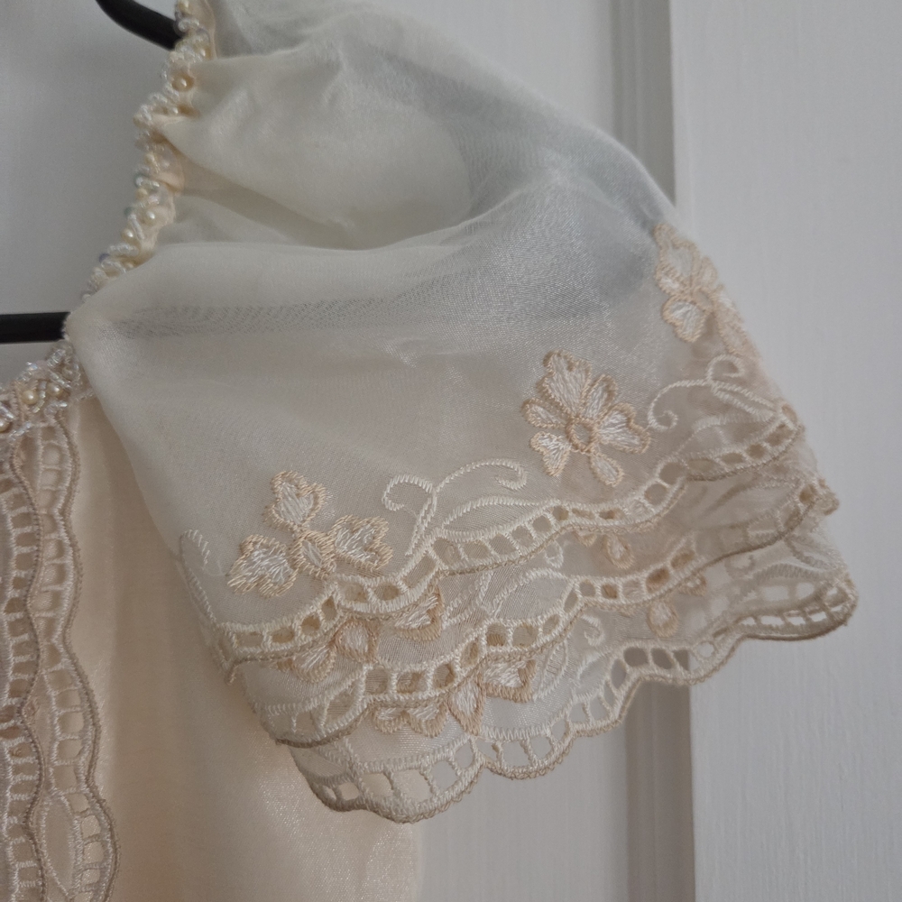 Elegant Cream Lace Dress - Picture 3 of 10